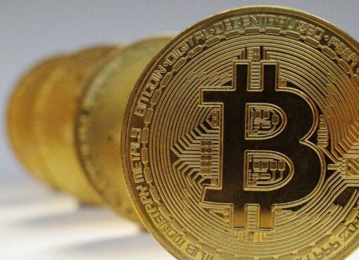 “بيتكوين تواصل الانخفاض وسط زيادة عمليات البيع وتراجع التوقعات بتيسير السياسة النقدية الأمريكية”