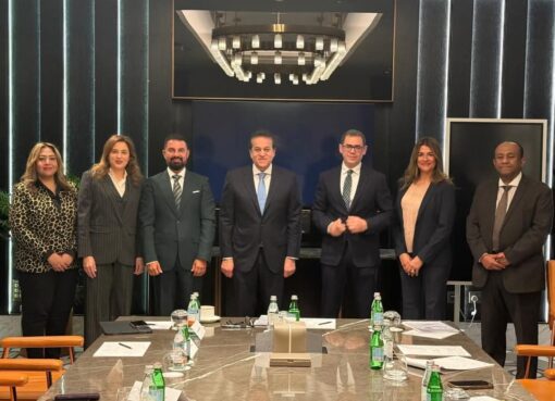 وزير الصحة يبحث مع شركة «فياتريس» التوسع بملف الاستثمارات وتوطين صناعة الدواء