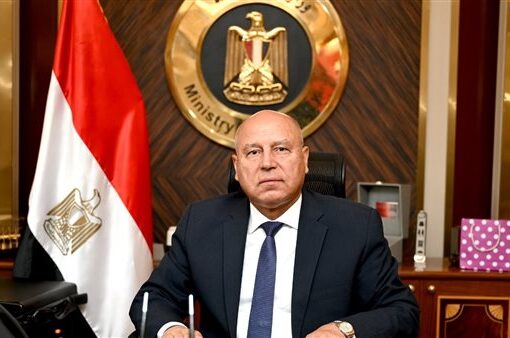 غدا.. لقاء وزير الصناعة مع المستثمرين الصناعيين بمحافظة السويس لعرض مطالبهم