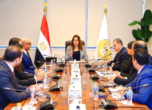 وزيرة التنمية المحلية تتابع مع القطاع القانوني بالوزارة ملفات العمل المختلفة