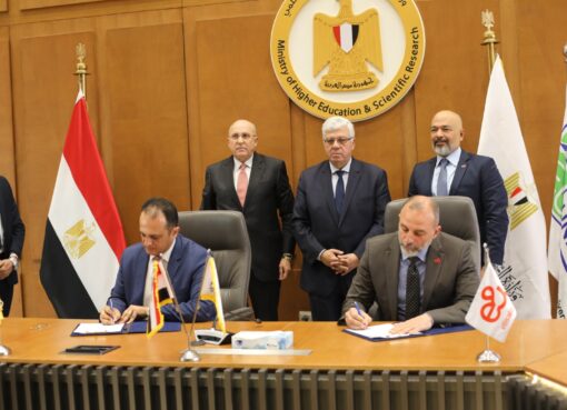 وزير التعليم العالي و الرئيس التنفيذي لشركة اي اند مصر يشهدان توقيع اتفاقية تعاون بين جامعة الجلالة وشركة “إي آند مصر” لإنشاء مختبر للاتصالات السلكية واللاسلكية
