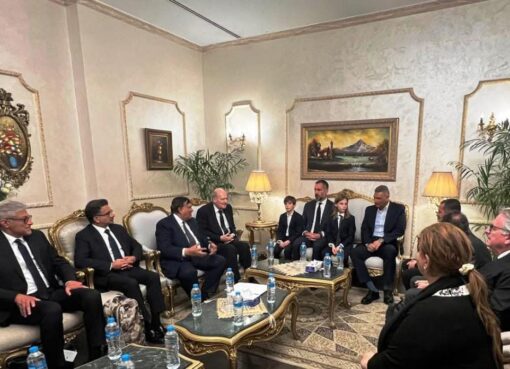 محافظ أسوان يستقبل أسرة الأمير الراحل كريم الحسينى الأغاخان الرابع بمطار أسوان الدولى