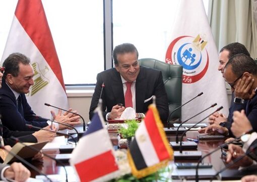 نائب رئيس مجلس الوزراء وزير الصحة يبحث مع سفير فرنسا لدى مصر تعزيز سبل التعاون المشترك