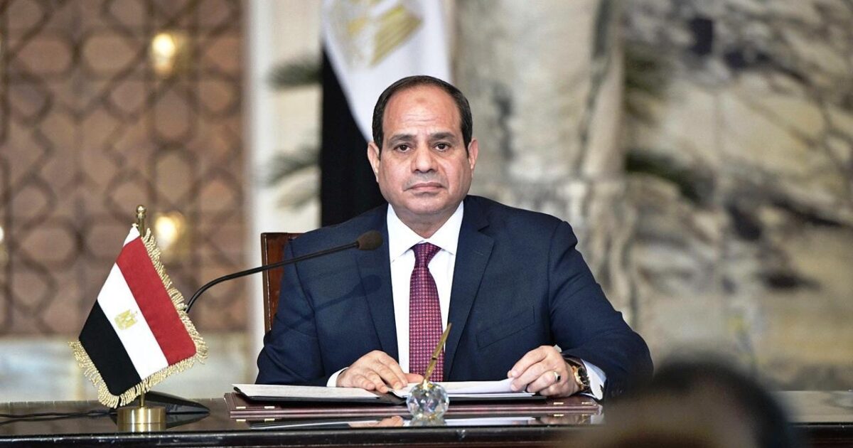 الرئيس السيسي يهنئ منتخب مصر لسلاح السيف لفوزه بالميدالية الذهبية في كأس العالم