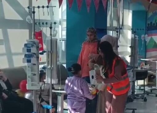 موظفو بنك القاهرة يشاركون اطفال مستشفى 57357 فرحتهم بإستقبال شهر رمضان الكريم بتزيين المستشفى بنك القاهرة