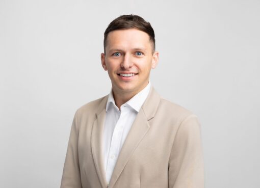 !مغامرة البيتكوين أم أمان الذهب؟ اختر سلاحك المالي جوش جيلبرت، محلل الأسواق في إيتورو