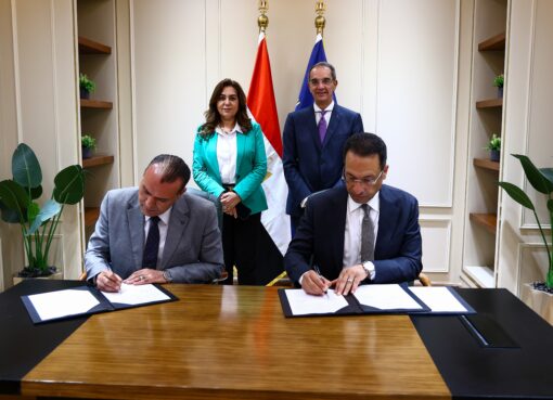 وزيرا الاتصالات والتنمية المحلية…يشهدان توقيع اتفاق لتوفير الأجهزة التكنولوجية لتشغيل مجمعات الخدمات الحكومية بقرى ” حياة كريمة “ وزيرا الاتصالات وتكنولوجيا المعلومات والتنمية المحلية