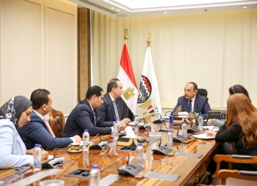 وزير قطاع الأعمال العام يبحث مع رئيس هيئة الرعاية الصحية تعزيز التعاون المشترك لدعم الصناعة الوطنية والتنمية المستدامة