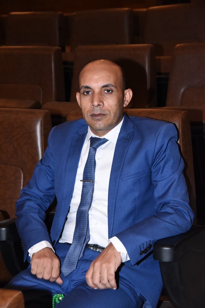 الكاتب الصحفي محمود العر بي