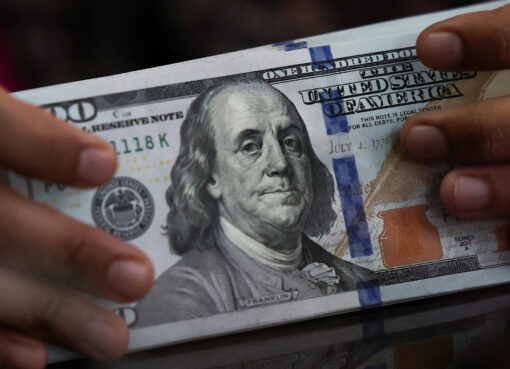 تراجع تدريجي للدولار في يوليو: هل هو بداية استقرار؟