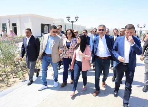 وزير الإسكان يصطحب وزراء التخطيط والتنمية المحلية والزراعة والتموين ومحافظ مطروح في جولة تفقدية بالمدينة التراثية بالعلمين الجديدة