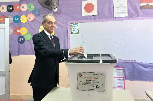 وزير الاتصالات يُدلي بصوته في انتخابات الشيوخ 2025 من لجنة الشيخ زايد