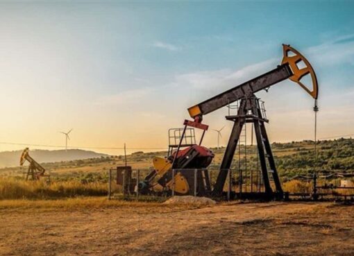 النفط يتراجع وسط توقعات بزيادة جديدة في إنتاج «أوبك+»