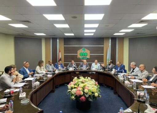 مستثمرو العاشر من رمضان يناقشون وضع آلية لتنفيذ قرار المجتمعات العمرانية بشأن المقنن المائي… وعقد ملتقى للتوظيف .. و إعداد مؤتمر للاستثمار